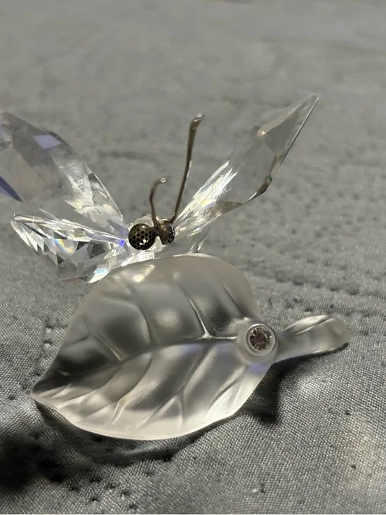 Swarovski Crystal Butterfly Figurine on Frosted Leaf - Picture 3 of 13